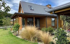 Stunning Scandi Style Room Overlooking Lake Wanaka
